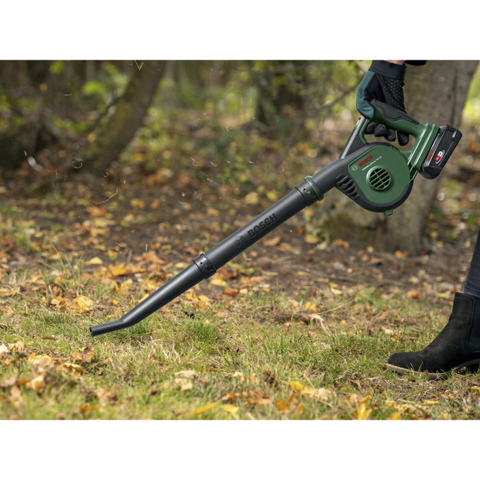 Bosch UniversalLeafBlower 18V-130 avec batterie 2,5 Ah et chargeur Bosch UniversalLeafBlower 18V-130 avec batterie 2,5 Ah et chargeur