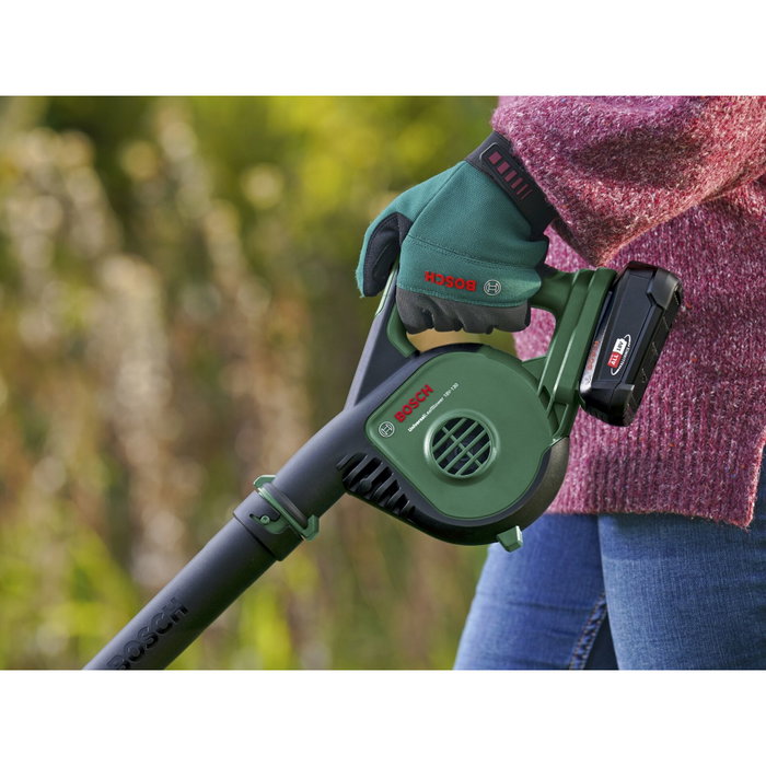 Bosch UniversalLeafBlower 18V-130 avec batterie 2,5 Ah et chargeur Bosch UniversalLeafBlower 18V-130 avec batterie 2,5 Ah et chargeur
