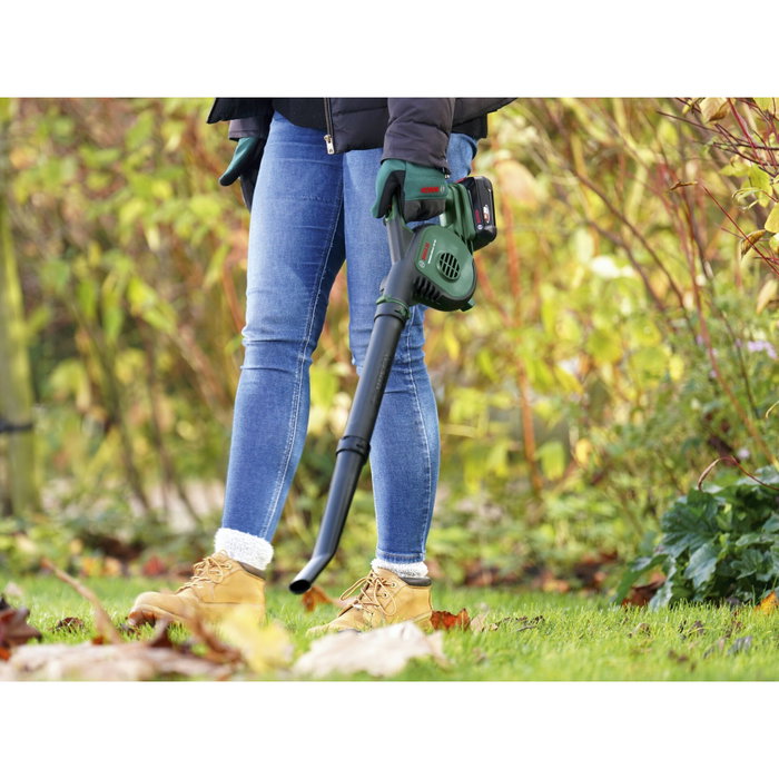 Bosch UniversalLeafBlower 18V-130 avec batterie 2,5 Ah et chargeur Bosch UniversalLeafBlower 18V-130 avec batterie 2,5 Ah et chargeur