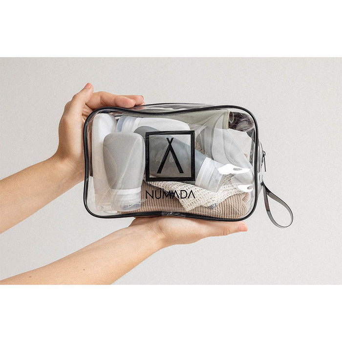 Numada Trousse de toilette transparente PVC avec 5 flacons de voyage silicone rechargeables 200 x 65 x 135 mm Numada Trousse de toilette transparente PVC avec 5 flacons de voyage silicone rechargeables 200 x 65 x 135 mm