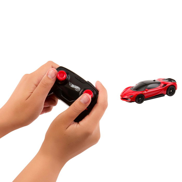 Hot Wheels Ferrari SF90 Stradale Assetto Fiorano - Voiture Télécommandée RC 1:64 avec Accélérateur pour Loopings - 2.4GHz - Jouet pour Enfants 4 ans et plus