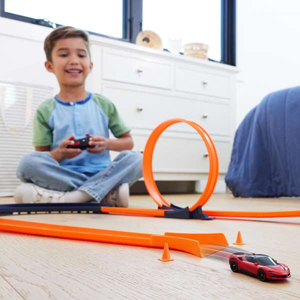 Hot Wheels Ferrari SF90 Stradale Assetto Fiorano - Voiture Télécommandée RC 1:64 avec Accélérateur pour Loopings - 2.4GHz - Jouet pour Enfants 4 ans et plus