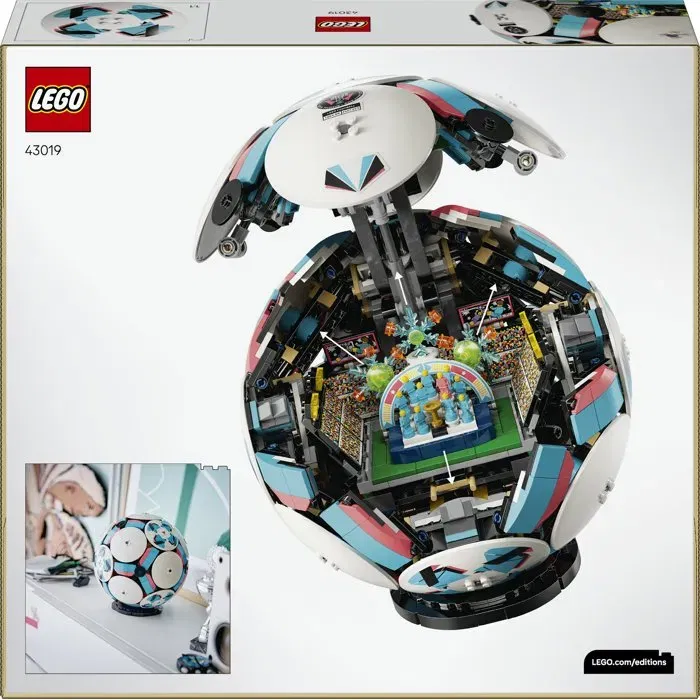 Lego 43019 - Kit de Construction Ballon de Football avec Personnage et Stade, Jouet de Collection pour Enfants de 10 Ans et Plus