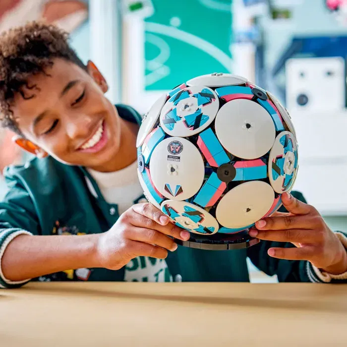 Lego 43019 - Kit de Construction Ballon de Football avec Personnage et Stade, Jouet de Collection pour Enfants de 10 Ans et Plus