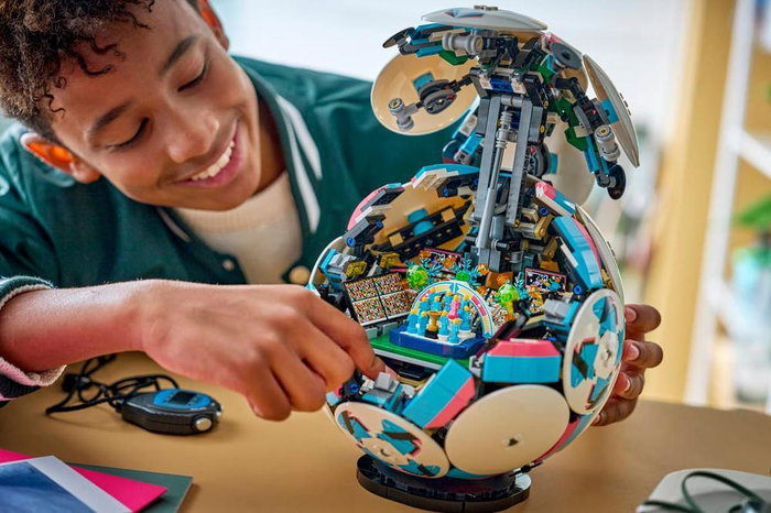 LEGO Editions Le Ballon de Foot 43019, Set de Construction de 1498 pièces