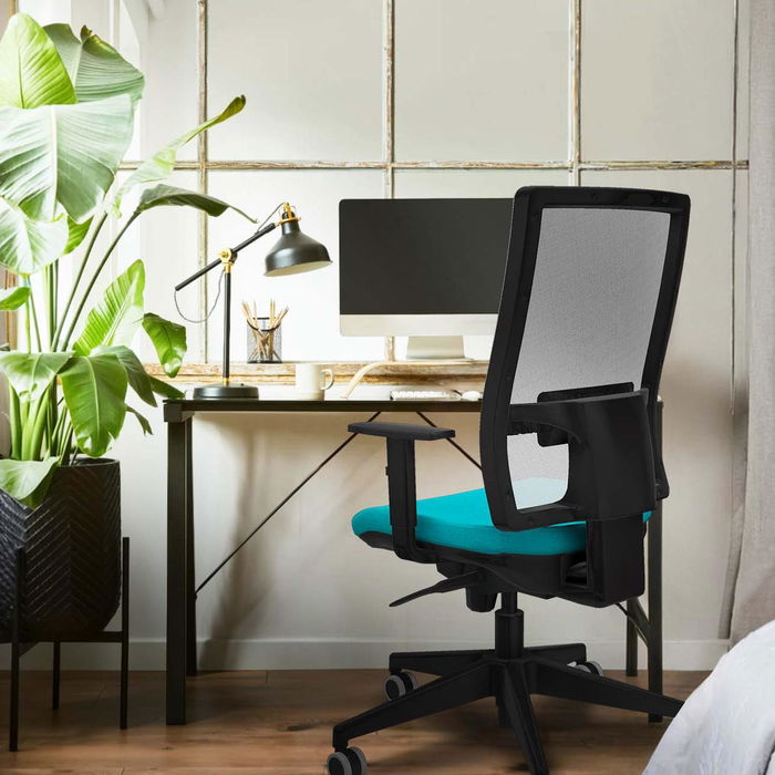 Chaise Horna Synchro 5 positions tissu Vert émeraude Maille Noir Base pyramidale noire Accoudoir 1D Sans appui-tête Roulettes 65mm pour moquette