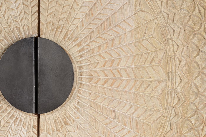 GINER Y COLOMER - Armoire 2 portes en bois de manguier et métal, finition blanc vieilli, portes sculptées, 2 étagères - 176x124x42 cm - À monter