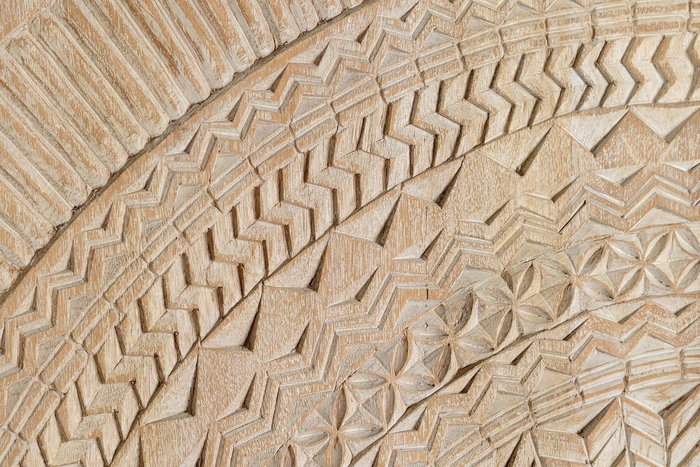 GINER Y COLOMER - Armoire 2 portes en bois de manguier et métal, finition blanc vieilli, portes sculptées, 2 étagères - 176x124x42 cm - À monter