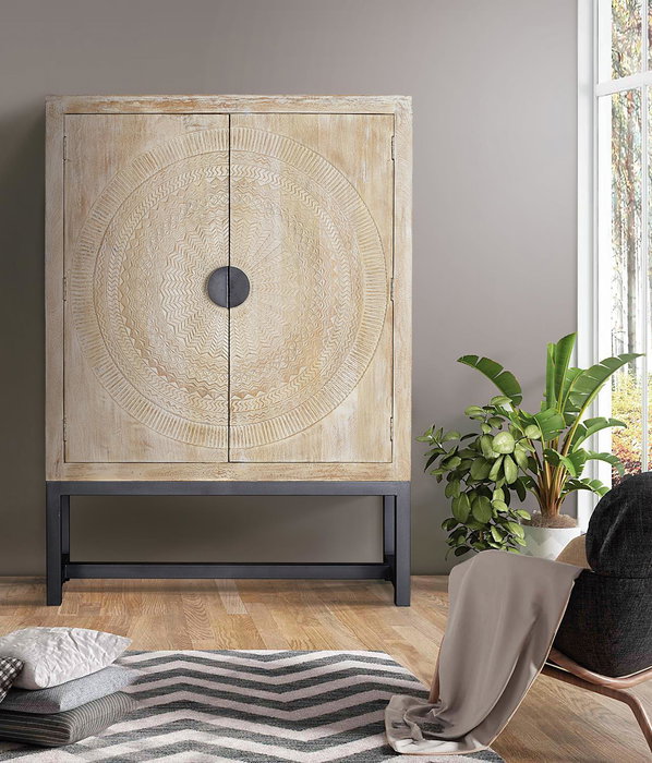 GINER Y COLOMER - Armoire 2 portes en bois de manguier et métal, finition blanc vieilli, portes sculptées, 2 étagères - 176x124x42 cm - À monter