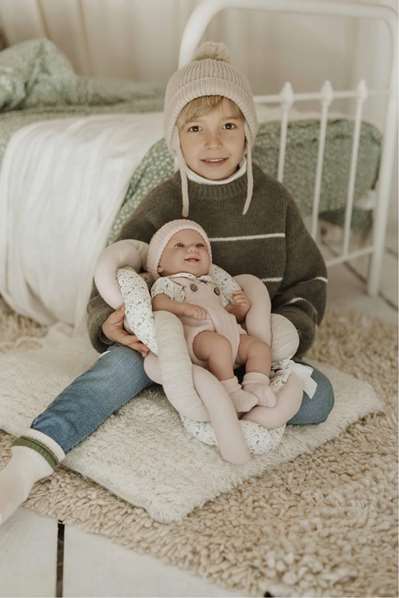 Muñecas Arias - Poupée Elegance 42 cm Zoe Rose avec coussin, corps en vinyle, fille