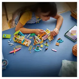 LEGO Friends 42699 - Maison de Plage avec Phoques, Jeu de Construction 3 Mini-Poupées et Accessoires - à Partir de 7 Ans