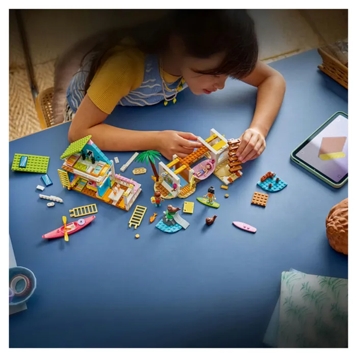 LEGO Friends 42699 - Maison de Plage avec Phoques, Jeu de Construction 3 Mini-Poupées et Accessoires - à Partir de 7 Ans