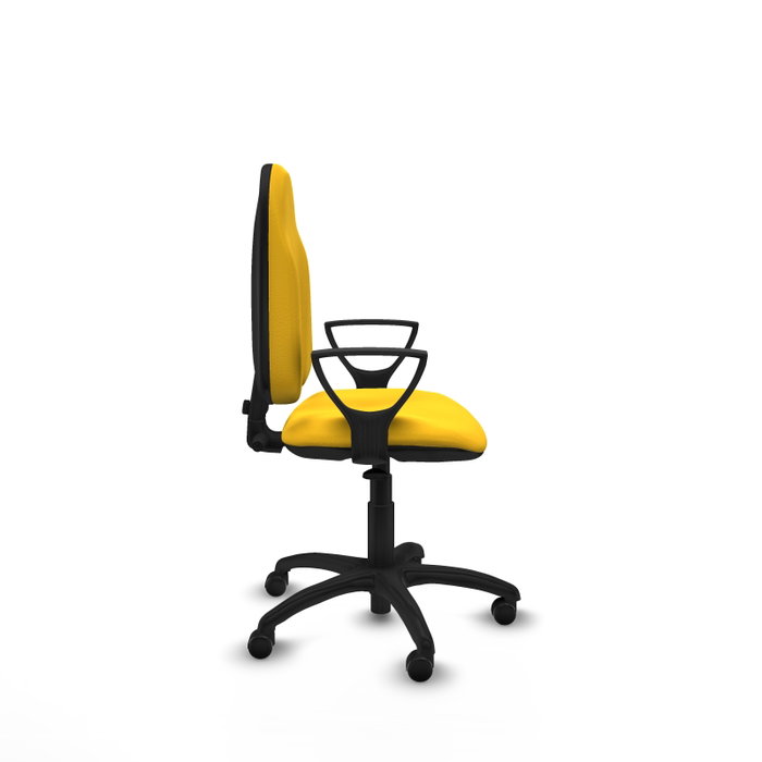 Chaise de bureau Algarra avec mécanisme de contact permanent de base, rembourrée de simili cuir jaune. Équipée d'une base en polyamide noir, d'accoudoirs fixes et de roulettes autobloquantes.