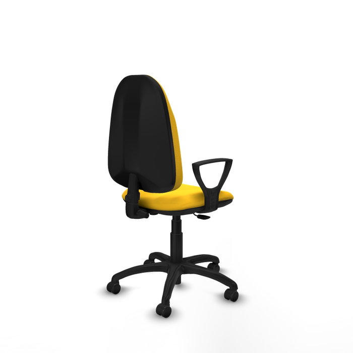 Chaise de bureau Algarra avec mécanisme de contact permanent de base, rembourrée de simili cuir jaune. Équipée d'une base en polyamide noir, d'accoudoirs fixes et de roulettes autobloquantes.