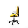 Chaise de bureau Algarra avec mécanisme de contact permanent de base, rembourrée de simili cuir jaune. Équipée d'une base en polyamide noir, d'accoudoirs fixes et de roulettes autobloquantes.