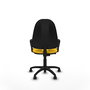 Chaise de bureau Algarra avec mécanisme de contact permanent de base, rembourrée de simili cuir jaune. Équipée d'une base en polyamide noir, d'accoudoirs fixes et de roulettes autobloquantes.