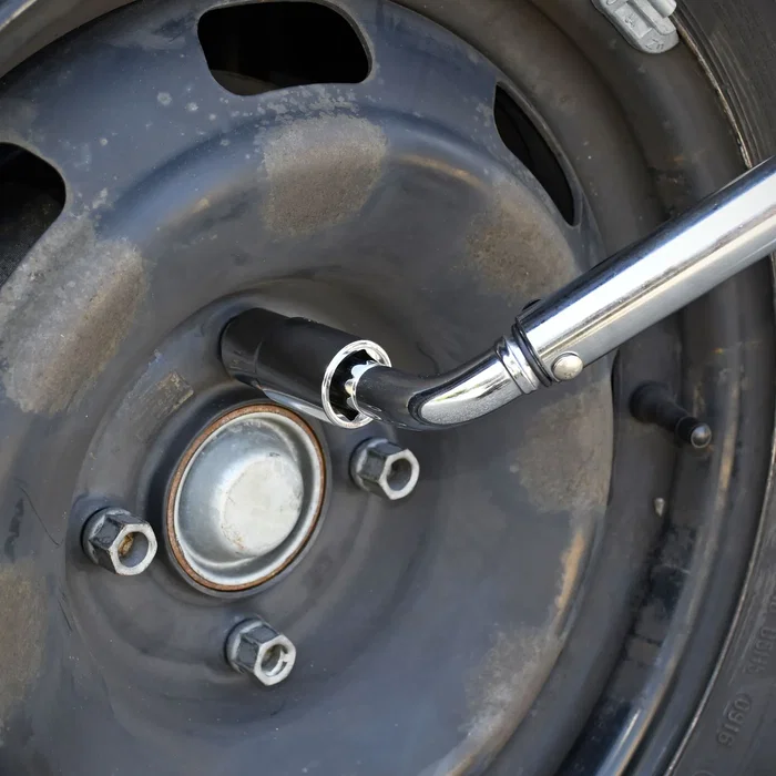 AEG - Clé dynamométrique démonte-roue pré-réglée 100 N/m - Douille réversible 17mm et 19mm - Chrome-vanadium