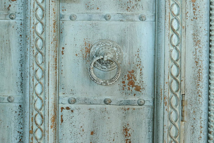 GINER Y COLOMER - Armoire en bois de manguier massif, 2 portes et 3 étagères, finition vert bleuté craquelé style ancien - 204x117x45 cm
