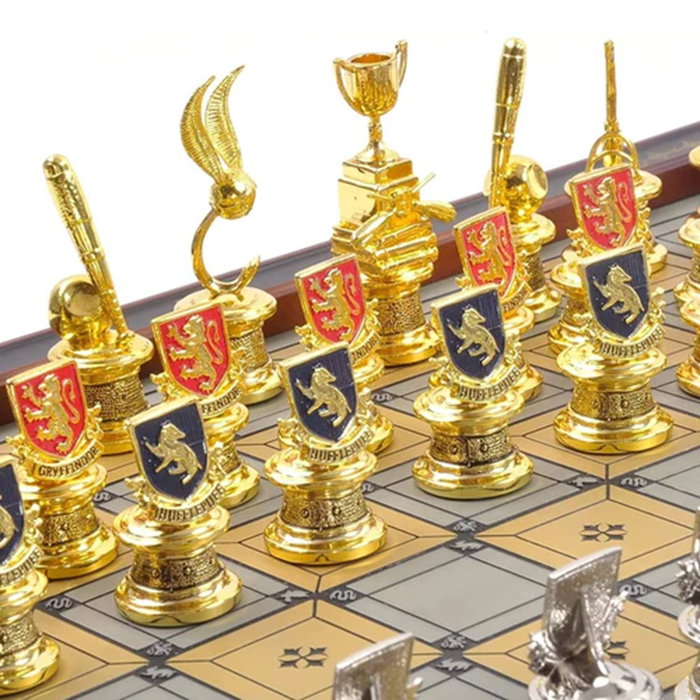 The Noble Collection Jeu d'Échecs Harry Potter Quidditch Pièces Dorées et Argentées Plateau Bois 33 cm