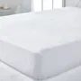 Today - Protege-matelas absorbant Essential, lavable à 95°C - Pour lit 2 personnes (140 x 190 cm)