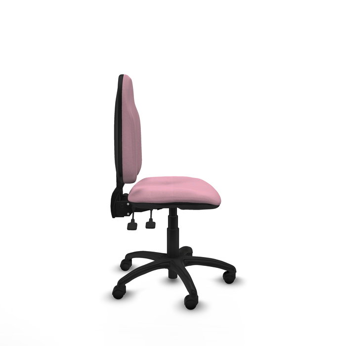 Chaise de bureau Algarra avec mécanisme asynchrone, rembourrée de tissu rose. Équipée d'une base en polyamide noir, sans accoudoirs et de roulettes en nylon de 50 mm.