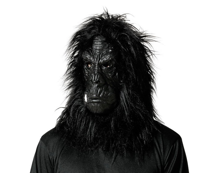 Masque de gorille noir en latex avec longs poils et crocs Masque de gorille noir en latex avec longs poils et crocs