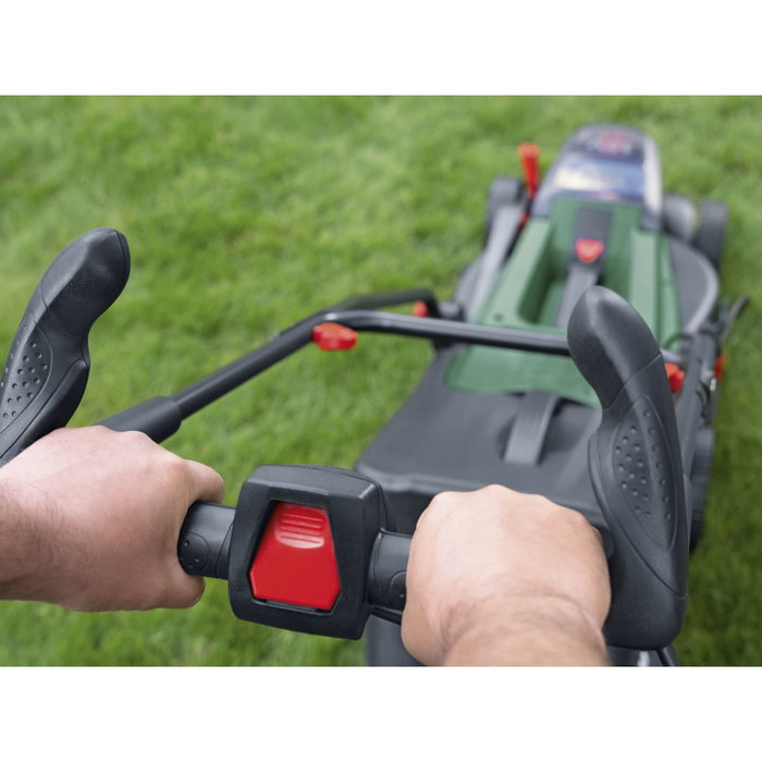Bosch UniversalRotak 37-550 Cortéspedes avec 2 batteries 4 Ah et chargeur
