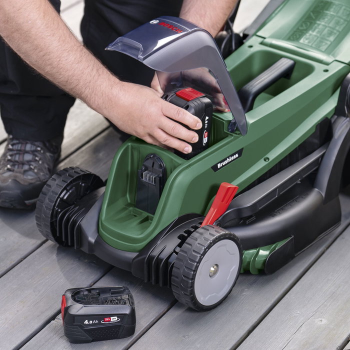 Bosch UniversalRotak 37-550 Cortéspedes avec 2 batteries 4 Ah et chargeur