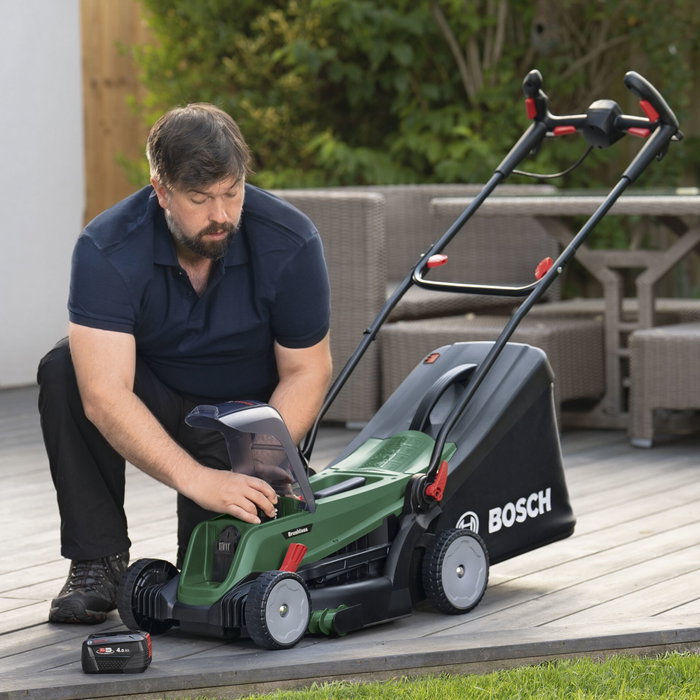 Bosch UniversalRotak 37-550 Cortéspedes avec 2 batteries 4 Ah et chargeur