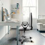 Chaise de bureau Algarra avec mécanisme de contact permanent de base, rembourrée de tissu vert pétrole. Équipée d'une base chromée, d'accoudoirs fixes et de roulettes en nylon de 50 mm.