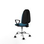 Chaise de bureau Algarra avec mécanisme de contact permanent de base, rembourrée de tissu vert pétrole. Équipée d'une base chromée, d'accoudoirs fixes et de roulettes en nylon de 50 mm.