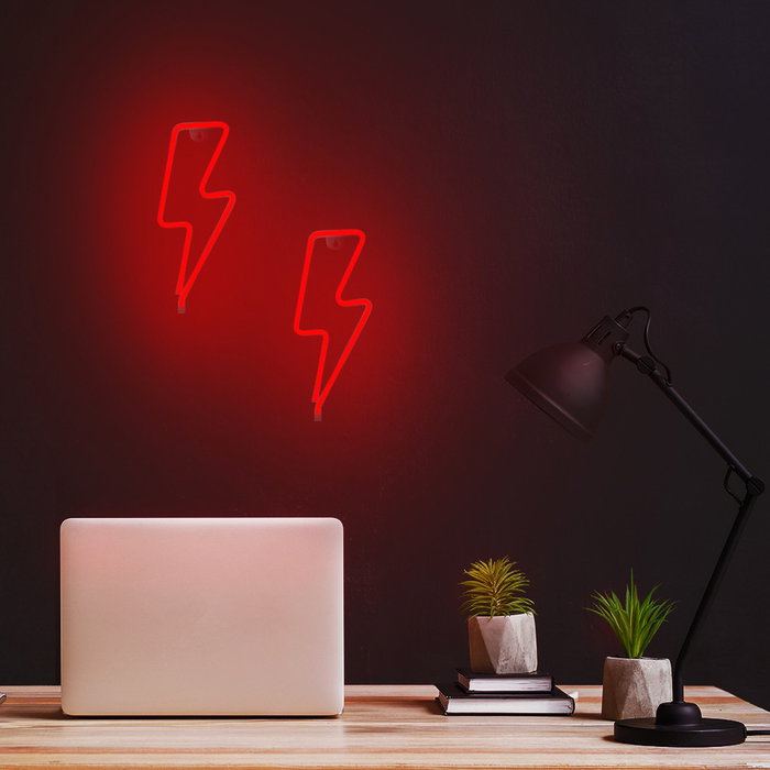 Forever Lampe Luminaire Neon LED Bolt Rouge avec Support Bureau | USB ou Piles | 34 cm