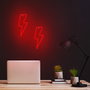 Forever Lampe Luminaire Neon LED Bolt Rouge avec Support Bureau | USB ou Piles | 34 cm