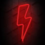 Forever Lampe Luminaire Neon LED Bolt Rouge avec Support Bureau | USB ou Piles | 34 cm