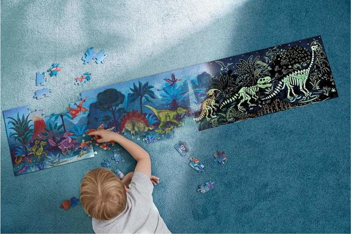 Hape Puzzle Dinosaures 200 Pièces 1,5 Mètres - Squelettes Phosphorescents dans le Noir - Avec 10 Cartes Informatives - Multilingue (EN, FR, DE, ES, IT, PT, NL)