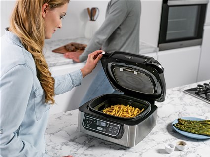 Ninja AG301EU Grill de cuisine + Friteuse à air 5-en-1 Ninja Foodi - 5,7 L, 3,8 L, parrillade pour 4 personnes (Cuit, grille, frit, rôtit, déshydrate)