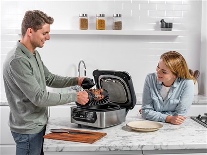 Ninja AG301EU Grill de cuisine + Friteuse à air 5-en-1 Ninja Foodi - 5,7 L, 3,8 L, parrillade pour 4 personnes (Cuit, grille, frit, rôtit, déshydrate)