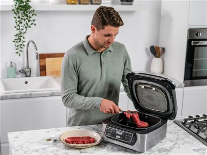 Ninja AG301EU Grill de cuisine + Friteuse à air 5-en-1 Ninja Foodi - 5,7 L, 3,8 L, parrillade pour 4 personnes (Cuit, grille, frit, rôtit, déshydrate)