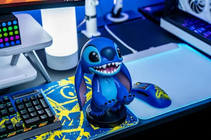 Exquisite Gaming Cable Guys - Figurine support universel Disney Stitch Smiley - Compatible manettes PS5, Xbox, Nintendo Switch et smartphones (câble USB inclus) - 20 cm Exquisite Gaming Cable Guys - Figurine support universel Disney Stitch Smiley - Compatible manettes PS5, Xbox, Nintendo Switch et smartphones (câble USB inclus) - 20 cm