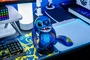 Exquisite Gaming Cable Guys - Figurine support universel Disney Stitch Smiley - Compatible manettes PS5, Xbox, Nintendo Switch et smartphones (câble USB inclus) - 20 cm