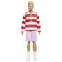 Barbie - Poupée Ken Fashionistas HYV01 avec haut à rayures rouges et short, boots blanches