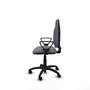 Chaise de bureau Algarra avec mécanisme de contact permanent de base, recouverte de tissu gris. Équipée d'une base en polyamide noir, d'accoudoirs fixes et de roulettes en nylon de 50 mm.
