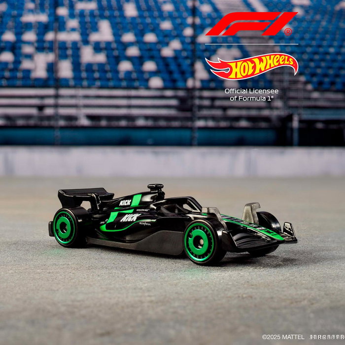 Hot Wheels - Pack de 5 Voitures de F1 à l'échelle 1:64 - Détails métalliques - Inclut RB, Sauber, Haas, McLaren, Alpine