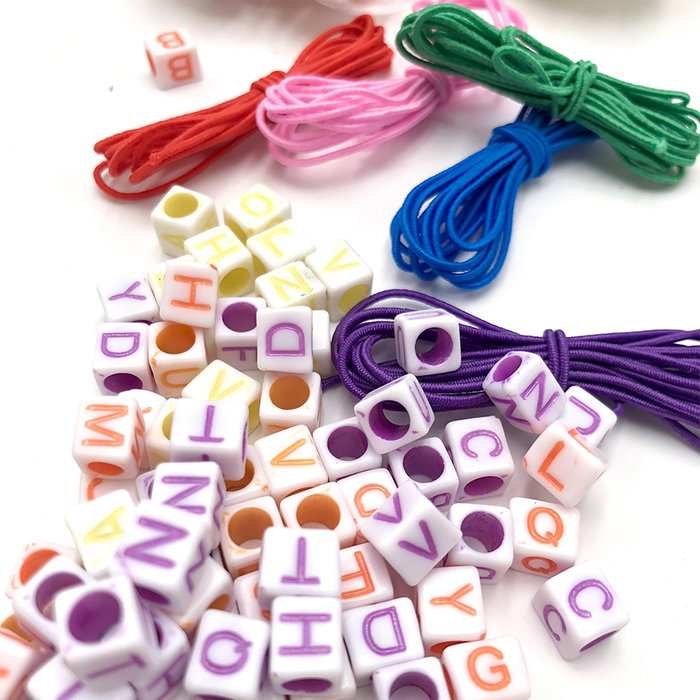 TACHAN - Kit de Création de Bracelets Alphabet avec Perles en Bois Multicolores et Cordon Inclus, Coffret de Rangement, Recommandé dès 5 Ans
