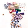 TACHAN - Kit de Création de Bracelets Alphabet avec Perles en Bois Multicolores et Cordon Inclus, Coffret de Rangement, Recommandé dès 5 Ans