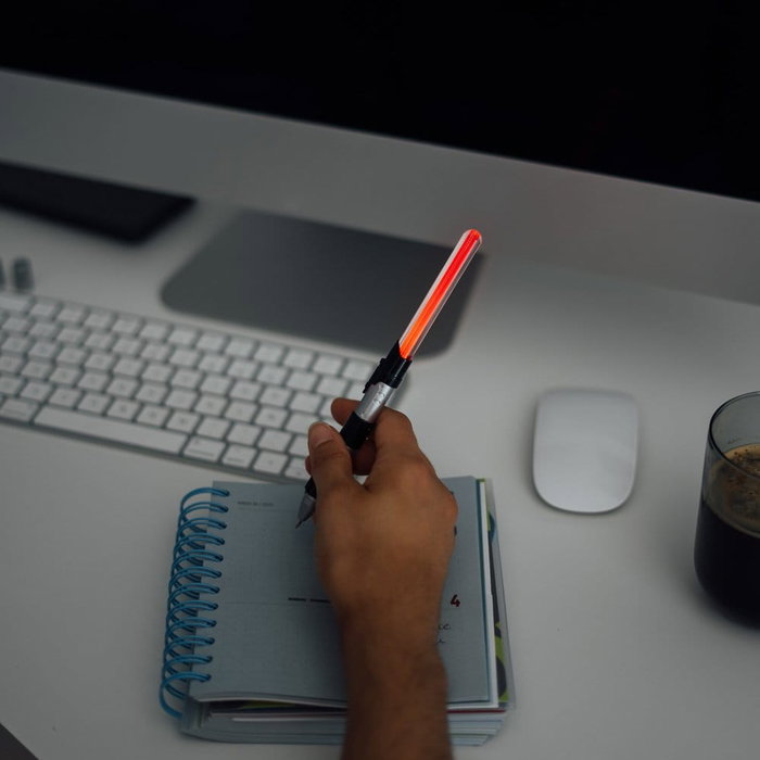 ERIK - Stylo Star Wars Sable Laser avec lumière LED - 2 stylos (Luke Skywalker bleu, Darth Vader rouge) - Piles incluses