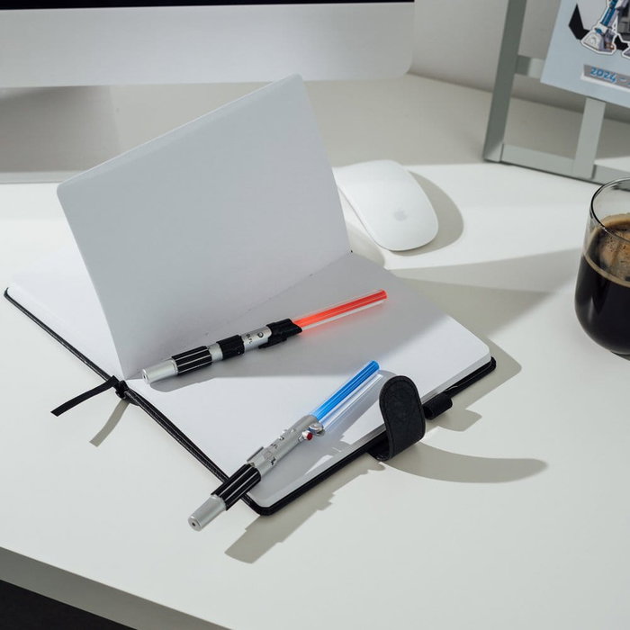 ERIK - Stylo Star Wars Sable Laser avec lumière LED - 2 stylos (Luke Skywalker bleu, Darth Vader rouge) - Piles incluses