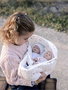 Muñecas Arias - Poupée Elegance de 26 cm, avec capuche et berceau (corps en vinyle), dans sa boîte - Pour enfants de 3 ans et plus