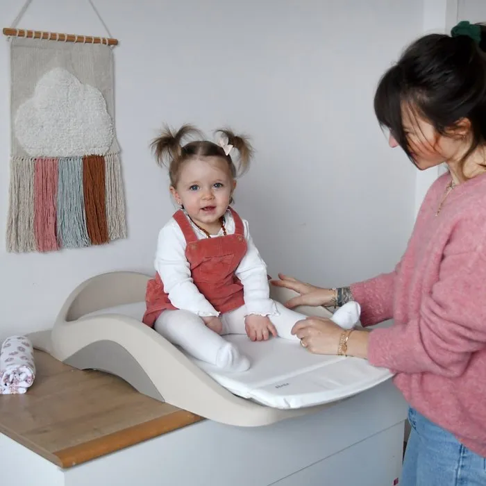 Beaba Plan à Langer Camélé'O Terre d'Argile - Avec Matelas PVC Lavable, Tablettes Rétractables et Système de Fixation Réglable - Éco-Conçu et Fabriqué en France Beaba Plan à Langer Camélé'O Terre d'Argile - Avec Matelas PVC Lavable, Tablettes Rétractables et Système de Fixation Réglable - Éco-Conçu et Fabriqué en France