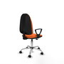 Chaise de bureau Algarra avec mécanisme de contact permanent de base, recouverte de tissu orange. Équipée d'une base chromée, d'accoudoirs fixes et de roulettes pour parquet.